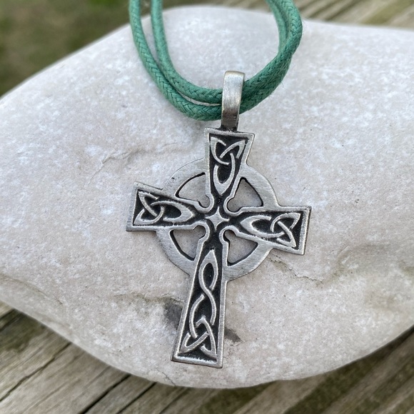 Celtic cross necklace pewter in double strand green cord necklace - Picture 1 of 7